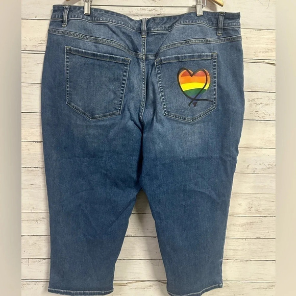 Lane Bryant Mid-Rise Boyfriend Capris Pride Rainbow Heart Plus Capri Siz… - Picture 4 of 10